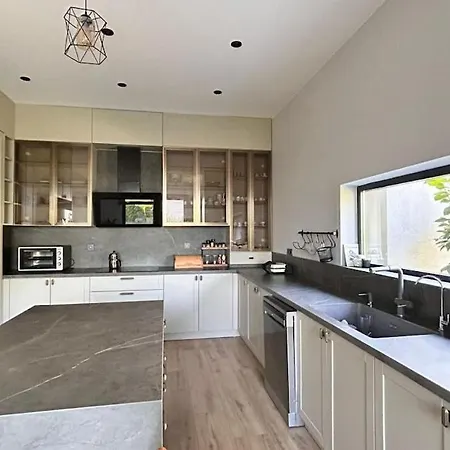 With Forest Views,minutes From The Airport *