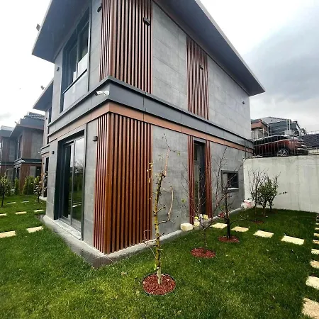 With Forest Views,minutes From The Airport